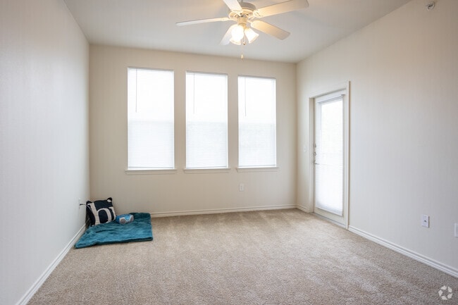 2BR, 2BA - 870SF