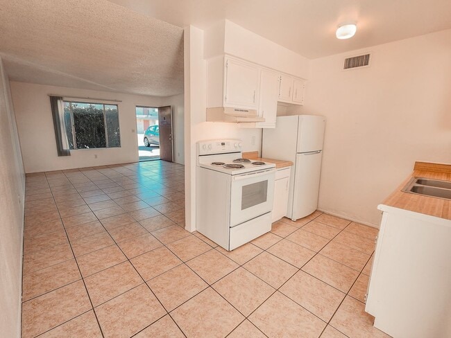 Photo - 1 month free rent move in promotion! Don't... Unit Bev1622-15