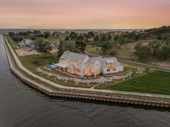 Building Photo - 6736 Saugatuck Bch Rd