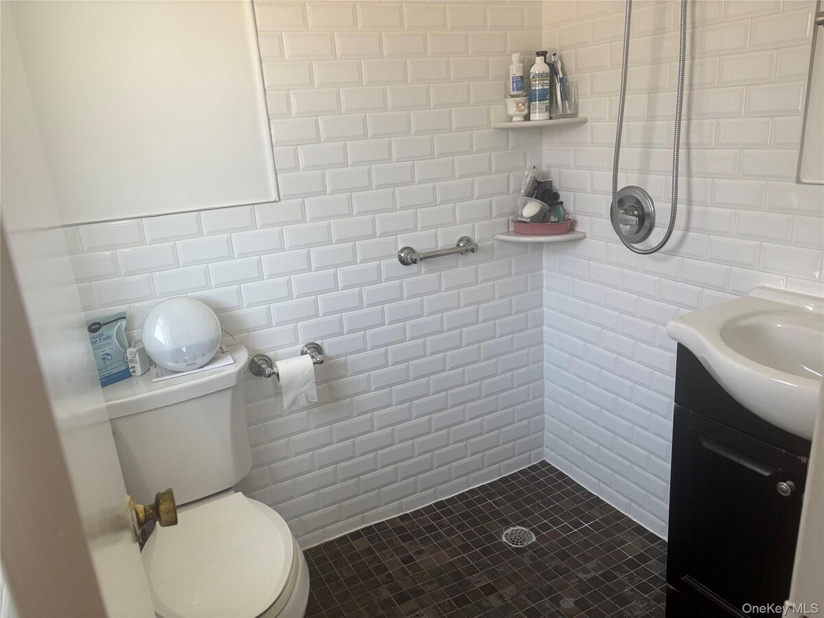 Photo - 196-57 45th Dr