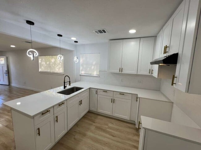 Photo - 2413 Brewster St