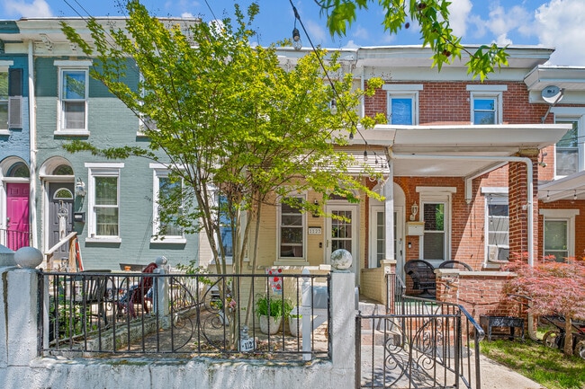 Building Photo - 1123 W 7th St