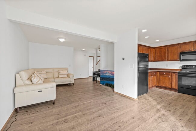 Photo - 306 Poppy Rd