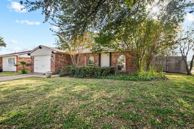 Building Photo - Spacious 3-Bedroom Home in The Colony – Available Now!