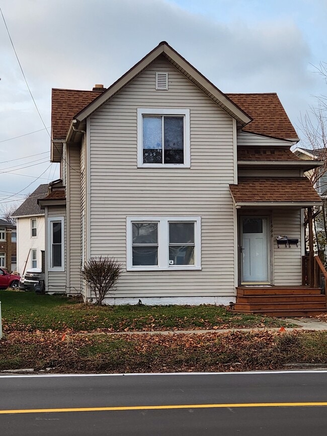 Building Photo - 1444 Main St Unit Lower