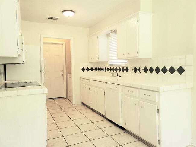 Photo - 1325 E Brooks St