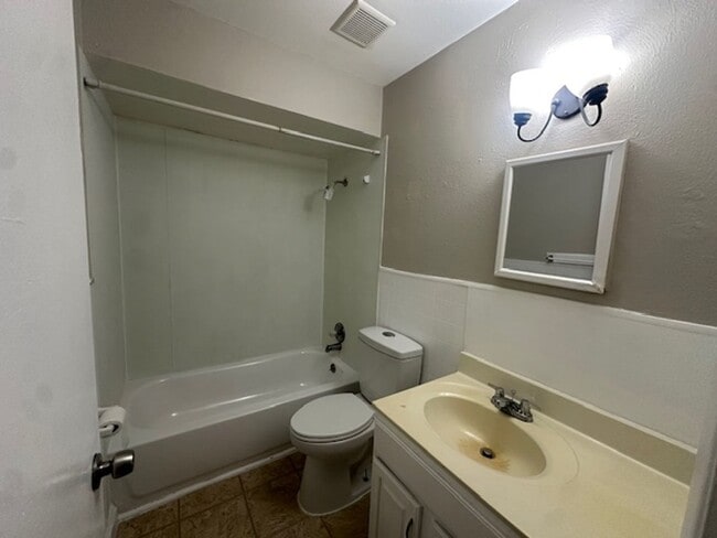 Photo - Spacious Living in Calverton Park