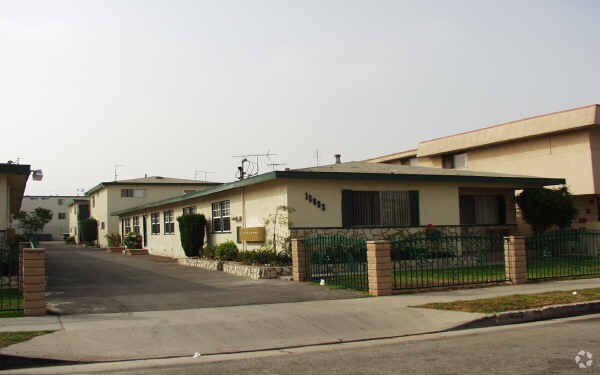 Photo - 12603 Eucalyptus Ave