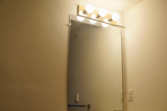 1BD Bathroom - Stoney Creek