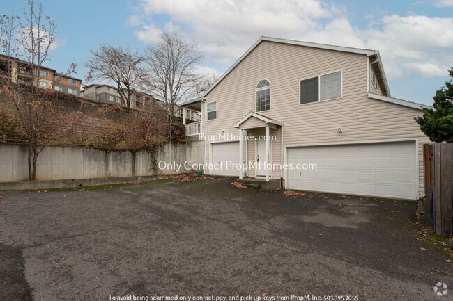 Building Photo - Charming Condo in Prime Clackamas/Happy Va...