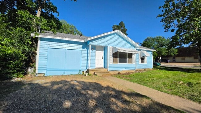 Building Photo - Freshly Painted!