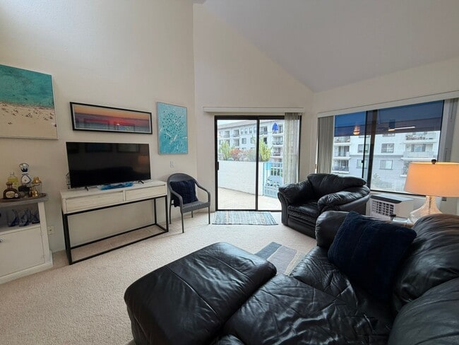 Building Photo - Light-Filled 1 Bed / 1 Bath Condo in UTC, San Diego – Skylights & Balcony