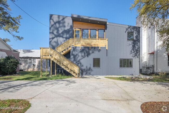 Building Photo - 306 W Taft St Rental