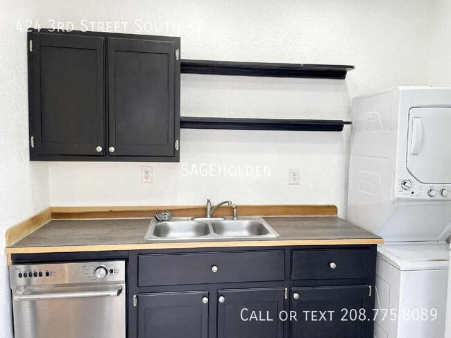 Building Photo - 424 3rd St S Rental