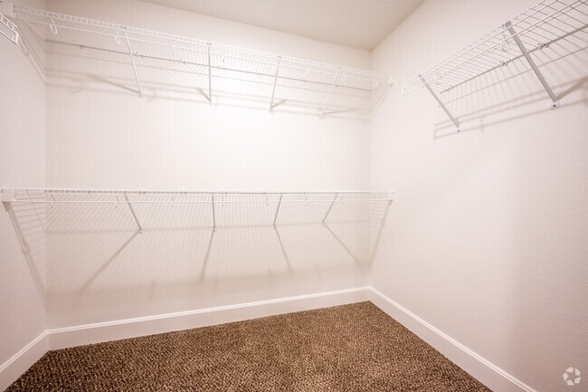 3BR, 2.5BA - 1,464SF - Walkin Closet