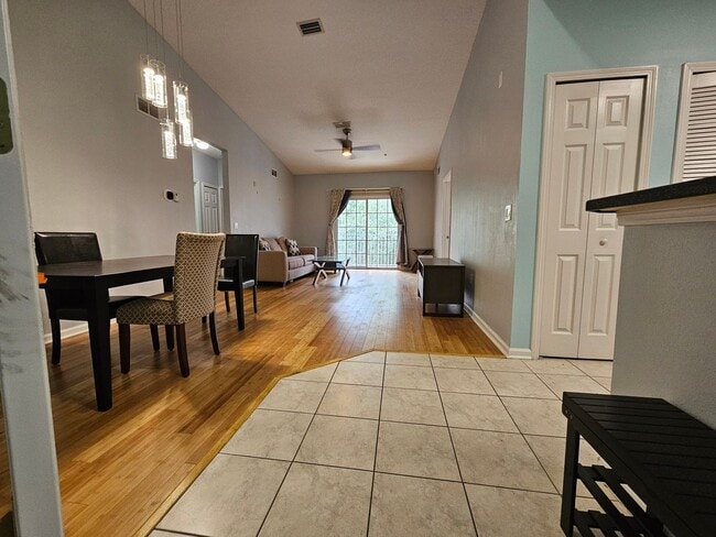 Building Photo - Top floor 3/2 unit in the gated Summer Key... Rental