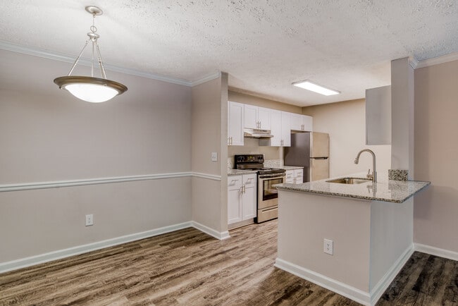 1BD, 1BA - 914SF - Kitchen and Dining Area