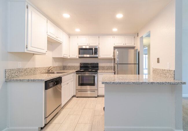 2 habitaciones Cocina - tono gris - Eastwood Apartments