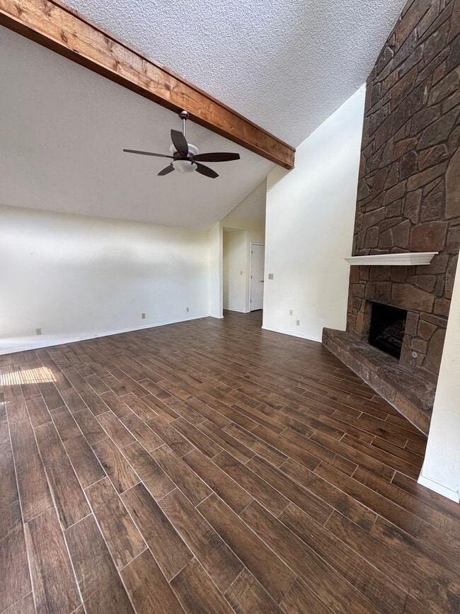Building Photo - 3 Bedroom 2 Bath Beautiful home $ 1,750