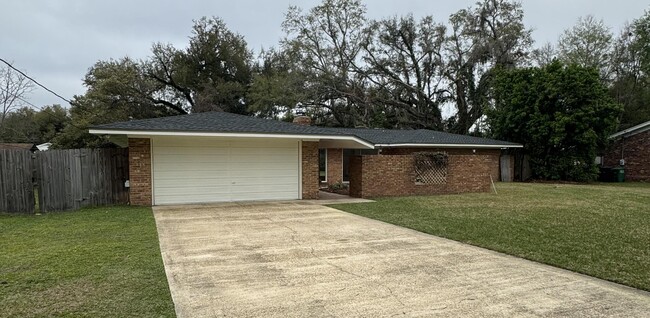 Building Photo - 1932 Shady Oaks Dr