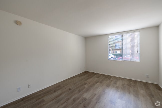 1BR, 1BA - 925SF - Bedroom