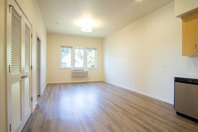 Building Photo - SUMMER SPECIAL: Top Floor Modern 2 Bdr w/ W&D + AC! Unit 301