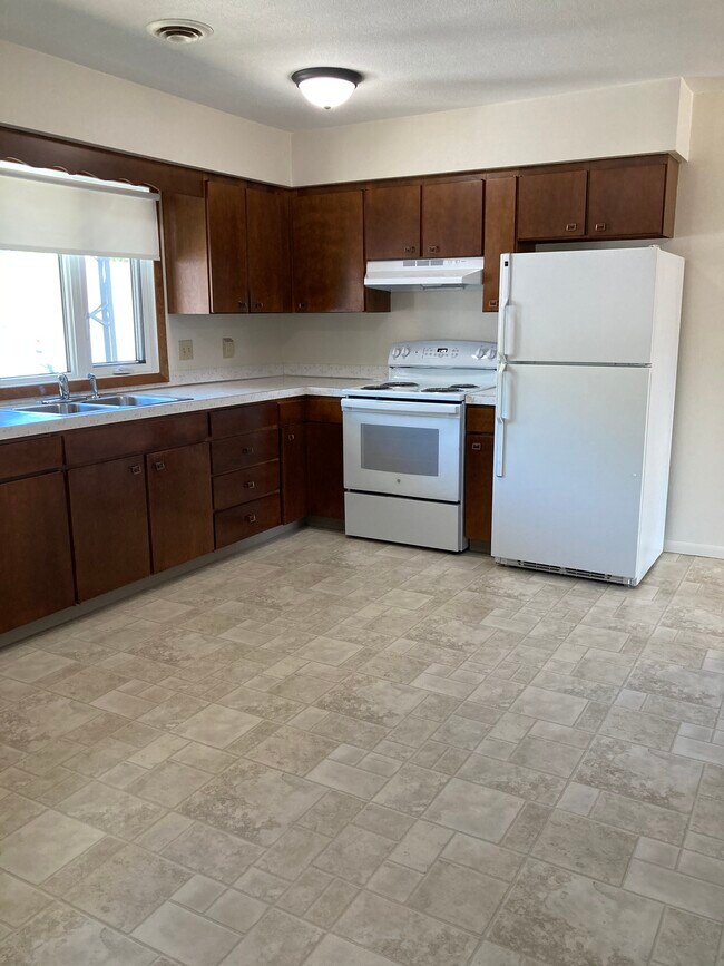 Kitchen - 425 6th Ave NW Unit 1