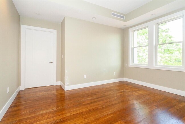 Photo - 906 E 2nd St Unit 313