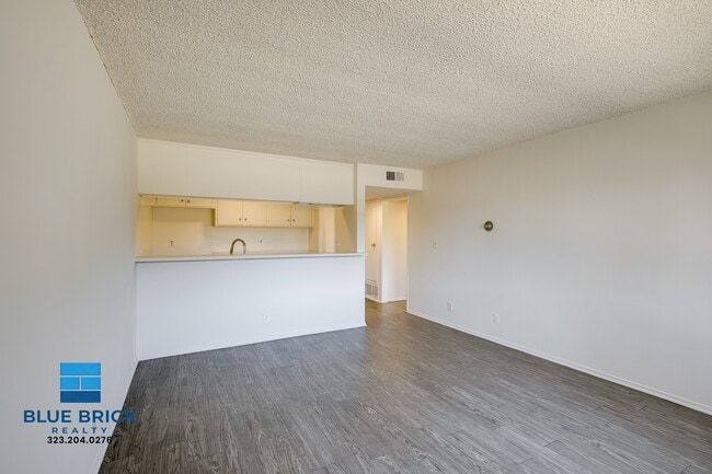Photo - 17834 Burbank Blvd Unidad 220