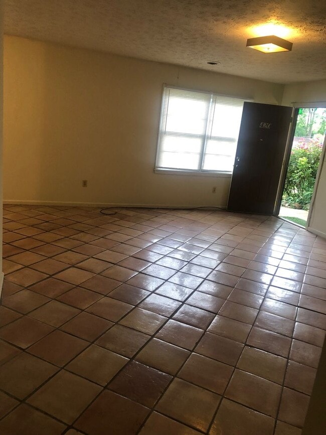 Photo - 2 Bedroom Duplex in Boulevard with a Yard