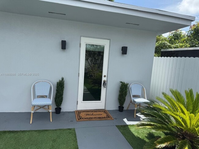 Building Photo - 2943 SW 36th Ave Unit STUDIO