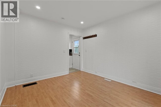 Photo - 15 McCormick St