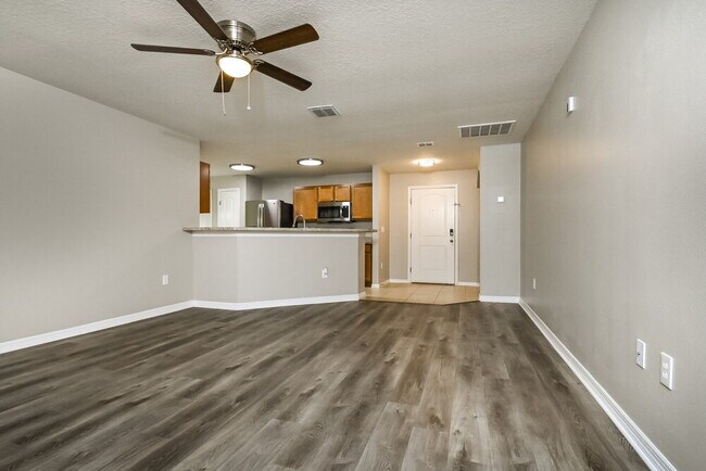 Photo - 920 Wynnmere Walk Ave
