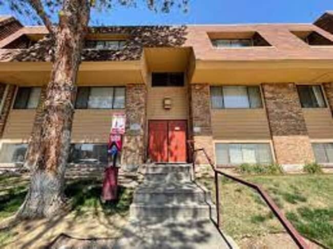 Building Photo - Updated Condo with outdoor Pool ***Next t... Unit #12