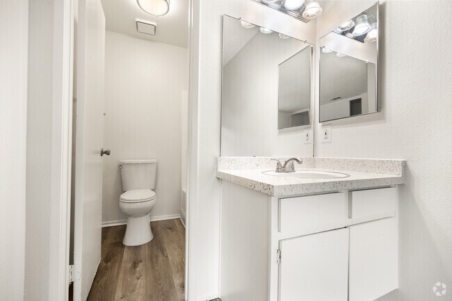 2BR, 2BA - 864 SF - Primary Bathroom
