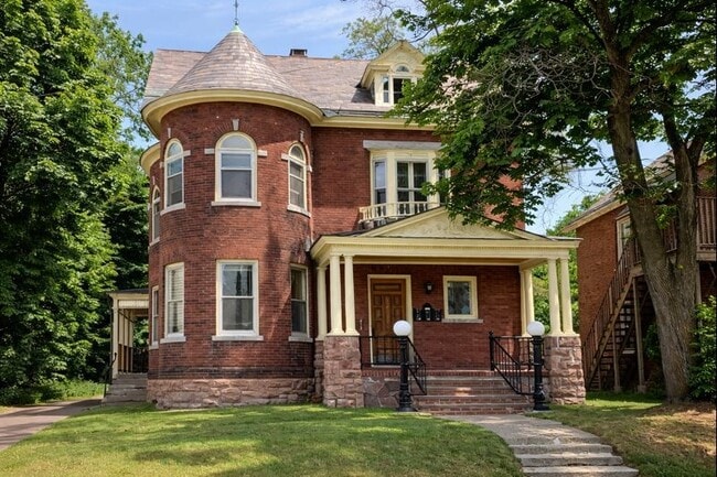 Building Photo - 85 E Spring St