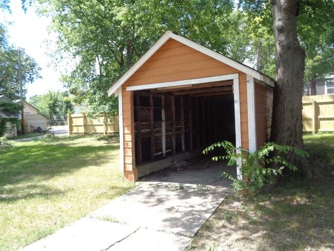 Photo - 920 S Elm St