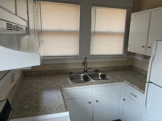 Photo - 1861 Poplar Ave Unit 5