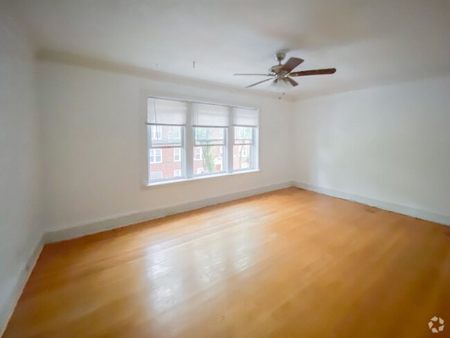 Building Photo - 1902 W Winnemac Ave Unit 2 Rental