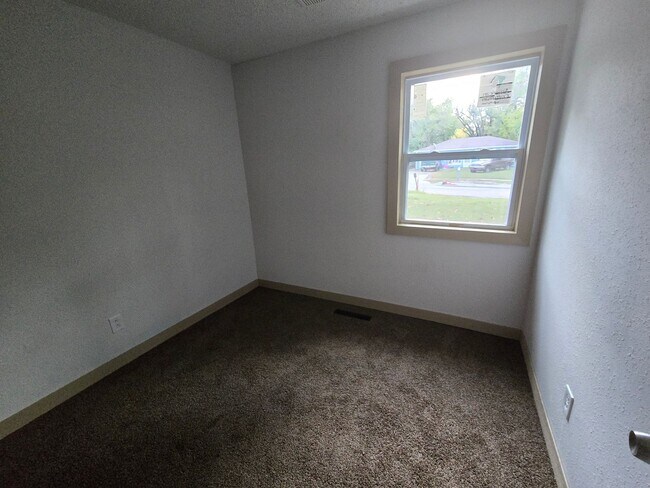 Photo - Charming 3 bed 1 bath house!