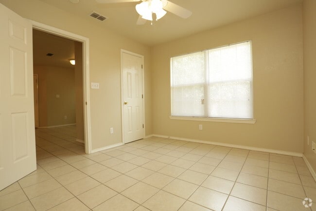 2HAB, 2BA - 994 ft² - Redbud Place Apartments