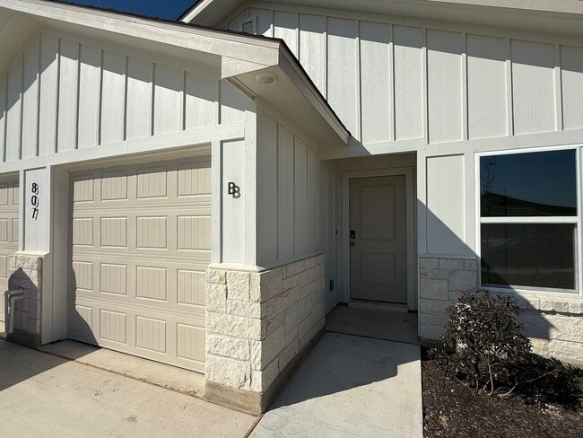 Building Photo - 807 Wax Myrtle Ct Unit 807 Wax Myrtle Court - B
