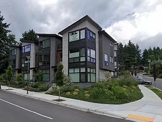 Building Photo - Spacious 4-Bed, 2.5-Bath Townhome with Mod...