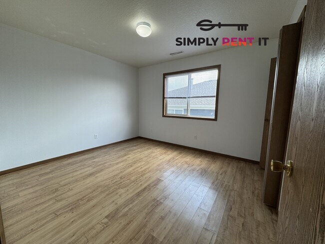 Photo - 3 Bedroom 2 Bathroom with Internet! Unit 4