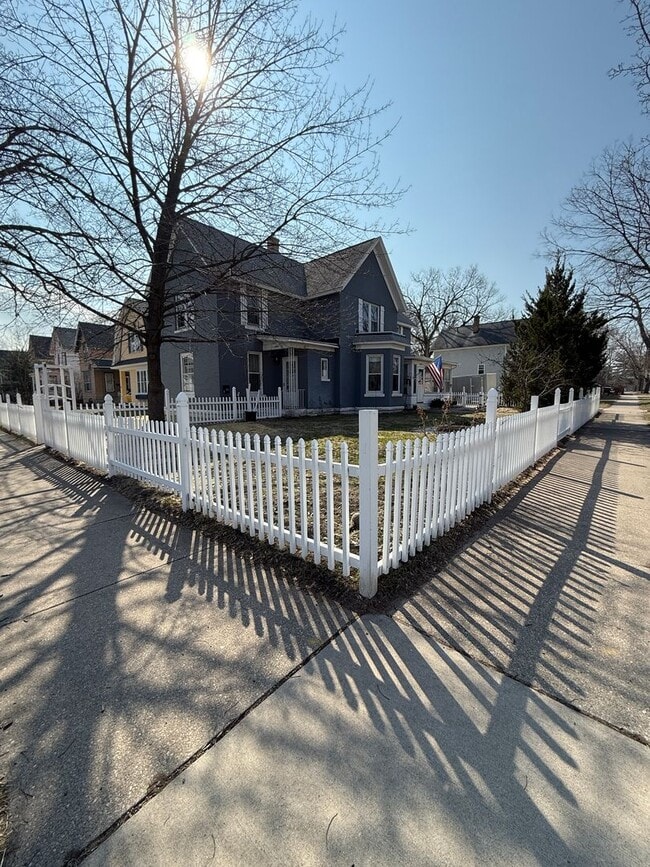 Building Photo - Four Bedroom House in La Crosse