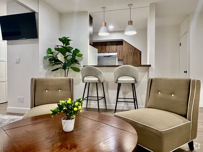 Building Photo - 23 Streamwood Unit FULLY FURNISHED Rental