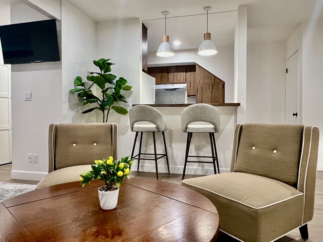 Photo - 23 Streamwood Unidad FURNISHED WITH UTILITIES