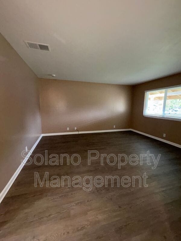 Photo - 1992 Oxford Dr