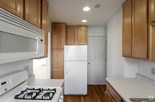 2BR, 1BA - 900 SF