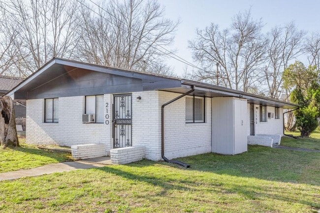 Building Photo - 1100 S Willow St Unit 2100